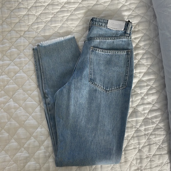 We wore what slit hem jean. - Picture 3 of 4